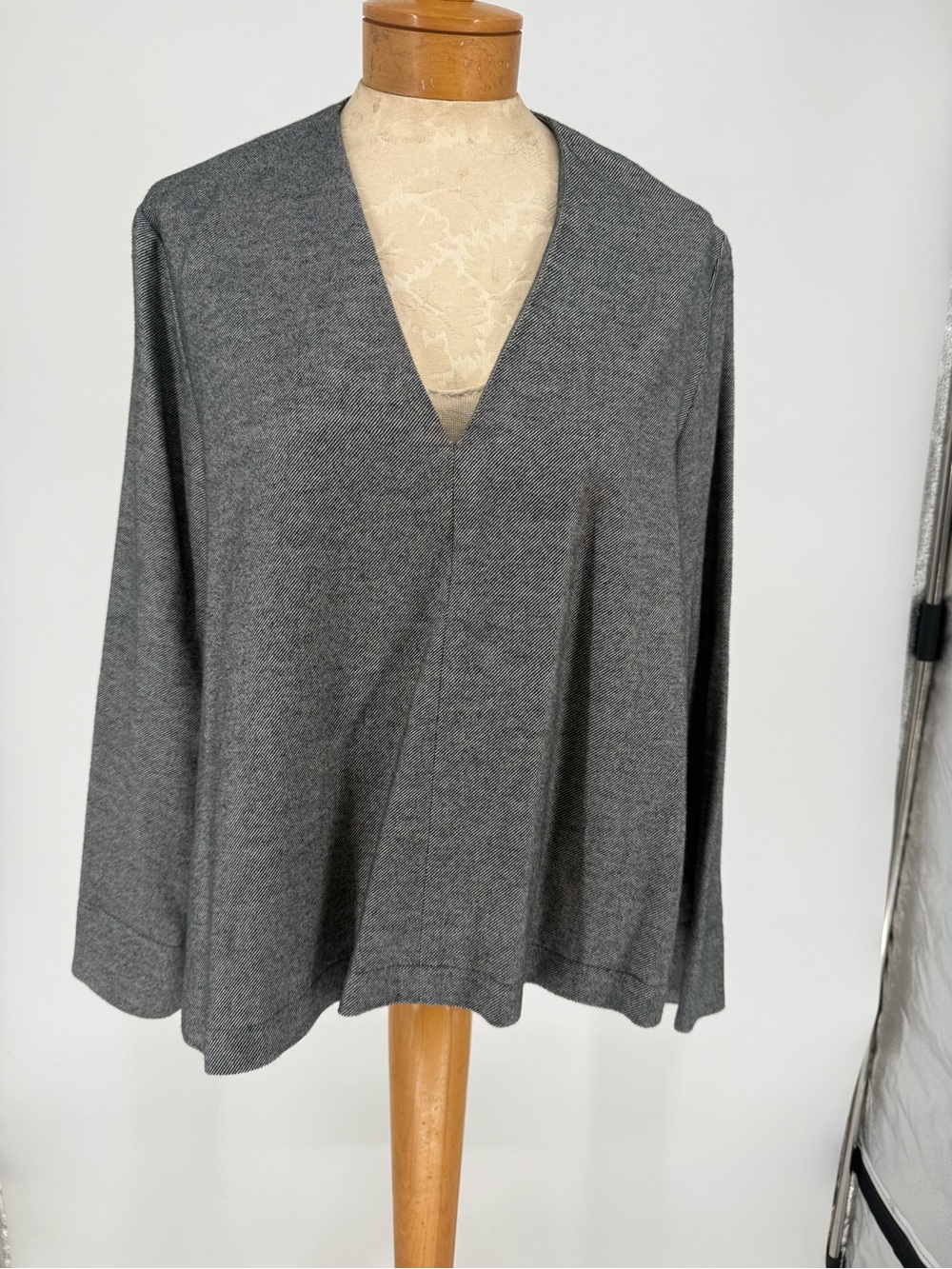 M.M La Fleur V-Neck Gray Long Sleeve Chic Knit Top size Medium